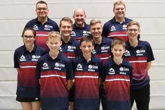 Junge Trainer bekommen das Zepter in die Hand - Yvonne Läster, Hannes Voigt, Felix Mende und Leandro Deinhardt (vordere Reihe, von links) sind die VfB-"Trainer-Azubis".