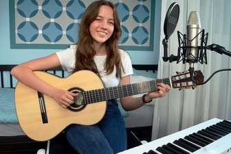 Junge Treuenerin schwitzt am Song fürs große Finale - Musikerin Leonie Grimm, alias Loni Lila, in ihrem Treuener Tonstudio.