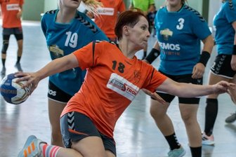 Junge Truppe feiert ersten Erfolg - Die Schneeberger Sachsenliga-Handballerinnen um Anne Zipplies-Polster wurden beim Traditionsturnier in Zwönitz ihrer Favoritenrolle gerecht und siegten verdientermaßen. 