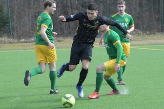 Junge Truppe zahlt Lehrgeld - Mohammed Khemiri (am Ball) und seine Teamkollegen vom SV Auerhammer haben sich gegen Germania Chemnitz teuer verkauft. 