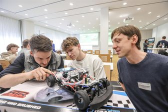 Junge Tüftler aus Chemnitz und ihr Traum von Kalifornien - Grand-Prix-Chef Vaclav Bystriansky (links) erklärt Daniel Gleich und seinem Lehrer Cornelius Krasselt, worauf es ankommt. Das Team aus dem Johannes-Kepler-Gymnasium nimmt zum ersten Mal an dem Wettbewerb teil.