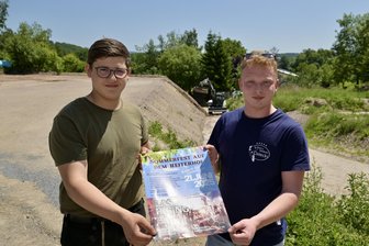 Junge Unternehmer im Erzgebirge planen zum ersten Mal gemeinsames Sommerfest - Aaron Haas vom Reiterhof (li.) und Niclas-Maurice Becher, Inhaber von Feinkost Cistecky in Albernau. Auf der Fläche hinter ihnen soll das Sommerfest steigen.