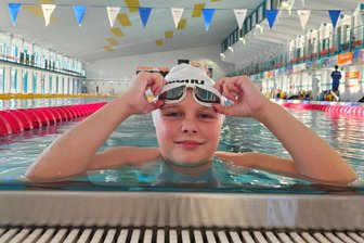 Junge Veilchenschwimmerin verfehlt ihr Ziel – warum es der Trainer gelassen sieht - Hanna Decker hat die Farben des FC Erzgebirge Aue beim Schwimmfest in Riesa vertreten.