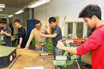 Junge Vietnamesen lernen in Werdau einen Metallberuf - Nguyen Khoi Nguyen (rechts) und seine Landsleute haben im BSW mit der Ausbildung zum Zerspanungsmechaniker begonnen.