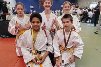 Junge Vogtländer fischen Edelmetall an der Elbe - Freude bei den jungen Adorfer Judoka über das gute Abschneiden beim Stahlpokal in Riesa: Lilly Pierrel (hinten von links), Hannes Gyra, Raphael Jacob; Lennox Wascher (vorn von links) und Davis Figura.