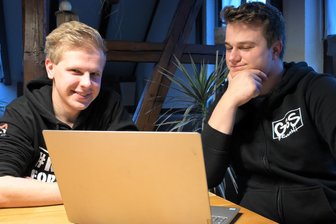 Junge Vogtländer machen Party für mehrere Generationen: „Wir bringen alle zusammen“ - Louis Weiß (l.) und Ramon Purfürst reicht der Laptop auf dem Küchentisch, um Veranstaltungsideen zu entwickeln.