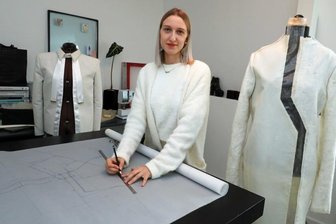 Junge Vogtländerin gewinnt Preis für Nachwuchsdesigner - Jungdesignerin Sophie Schramek bei der Arbeit an ihrer Kollektion aus Alpakawolle.