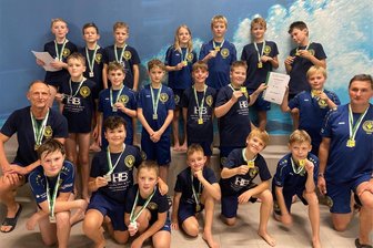 Junge Wasserballer des SVV Plauen lassen es krachen - Die U-12-Wasserballer des SVV Plauen hielten in der Endrunde um den Landespokal den SC DHfK Leipzig auf Distanz und freuten sich bei der Siegerehrung über Gold und Silber.