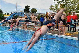 Junge Wasserretter wetteifern im Schwimmen und bei Erster Hilfe - 
