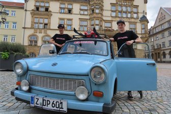 Junge Westsachsen sind mit ihrem Trabant bei „Außenseiter-Spitzenreiter“ - Im August waren Darius Pohle (re.) und Eric Gärtner vom Werdauer Markt in Richtung Britische Inseln gestartet.