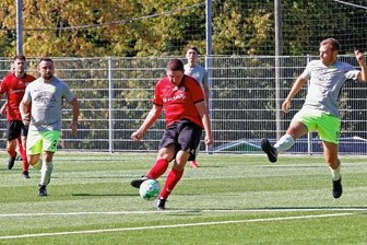Junge Wilde drehen richtig auf - Florian Uhlig war stets gefährlich und erzielte den wichtigen Ausgleich für den SV Heinrichsort/Rödlitz, dem eine kleine Revanche gelang: Am letzten Spieltag der vergangenen Westsachsenliga-Saison hatten die Gastgeber das Abstiegs-Endspiel gegen Mülsen St. Niclas 1:4 verloren. 