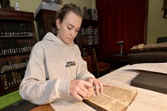 Junge Wissenschaftler aus aller Welt retten künftiges Welterbe im Erzgebirge - Laia Mas aus Madrid gehört zu den Freiwilligen, die in Zwönitz halfen.