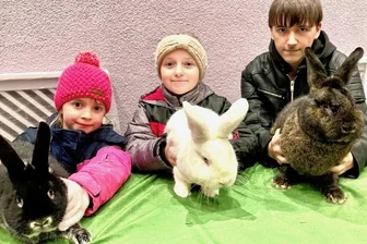 Junge Züchter heimsen mit edlen Langohren Pokale ein - Sophie (l.) und Kim Weigel sowie Hans Volkmer gehören zur erfolgreichen Jugend des Rassekaninchenzuchtvereins S 836 Markersbach.