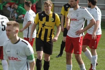 Jungem Torjäger gefällt die Jokerrolle - Schwarz-Gelb statt Blau-Weiß: Tobias Grau (M.) wechselte im Winter nach vielen Jahren beim SV Germania Mittweida zum SC Altmittweida. Dort hat er seine Treffsicherheit sofort bewiesen. Auch im Pokalspiel gegen den Siebenlehner SV glänzte er als Einwechselspieler.