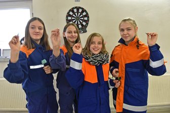 Jungen und Mädchen schießen um Dart-Wanderpokal - Wingendorf schickte seine Mädchenmannschaft zum Wettkampf um den Dart-Wanderpokal. Hier in Breitenau in Aktion: Jasmin Weiß, Synchia Eckelmann, Linda Rostig und Maria Steiner (von links).