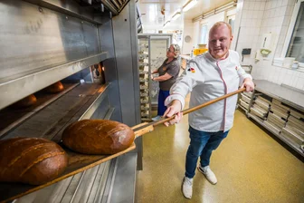 Junger Bäckermeister aus dem Erzgebirge kann dank KI eine Stunde länger schlafen - Lucas Dippmar von der Neuwürschnitzer Bäckerei Walter ist bei einem Landeswettbewerb sächsischer Vizemeister geworden - im Hintergrund Katja Walter-Dippmar. Auch Digitalisierung im Handwerk spielt für ihn eine wichtige Rolle.