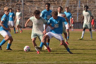 Junger CFC-Kicker aus dem Erzgebirge setzt mit Sportschulkollegen ein Zeichen für den Frieden - Marvin Lenz (vorn rechts) engagiert sich nicht nur im Fußball.