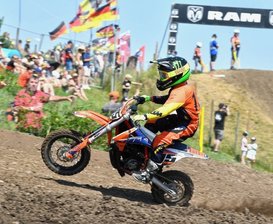 Junger EM-Pilot kommt in Fahrt - Jubelnde Fans mit deutschen Fahnen am Streckenrand: In Teutschenthal war Eddi Haustein beeindruckt von der Kulisse. 