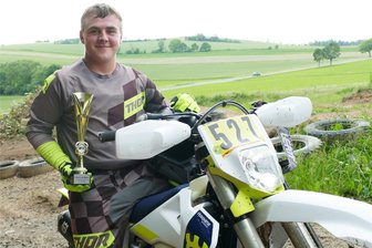 Junger Endurosportler aus Amtsberg hofft auf den Durchbruch - Auf seiner heimatlichen Trainingsstrecke in Amtsberg präsentiert Jeremy Gläß stolz den Pokal, den er für seinen 3. Platz in Triptis erhalten hat.