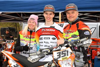 Junger Endurosportler aus Marienberg im doppelten Prüfungsstress - Sky Dombrowski fährt seit seinem zehnten Lebensjahr Motorrad. Förderer seit der ersten Stunde sind seine Eltern Isabel und Kai Dombrowski, die ihn zu jeder Veranstaltung begleiten und unterstützen.
