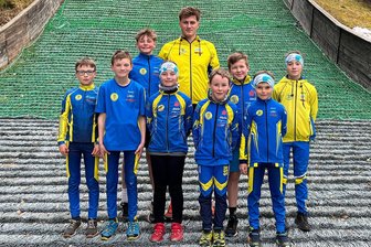 Junger Erzgebirger feilt nun als Trainer am Weltcup-Traum - Trainer Pepe Schula (hinten) ist stolz auf die Nordischen Kombinierer des SSV Geyer.