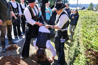 Junger Erzgebirger geht auf die Walz: Warum ihn Wandergesellen zuvor in ein Loch stecken - Bevor es für Leon Schmidt auf Wanderschaft geht, muss er in Carlsfeld ein Loch graben. Ist das schulterbreit? Andere Wandergesellen machen mit dem 23-Jährigen den Test auf ihre Weise.
