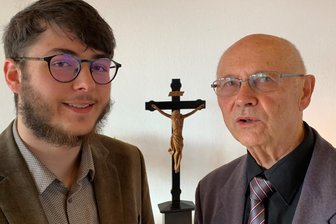 Junger Erzgebirger hat mit 19 Jahren schon zwei wichtige Ämter in seinem Heimatort - Hans Unger (links) mit seinem Taufpfarrer Lothar Wenzel.