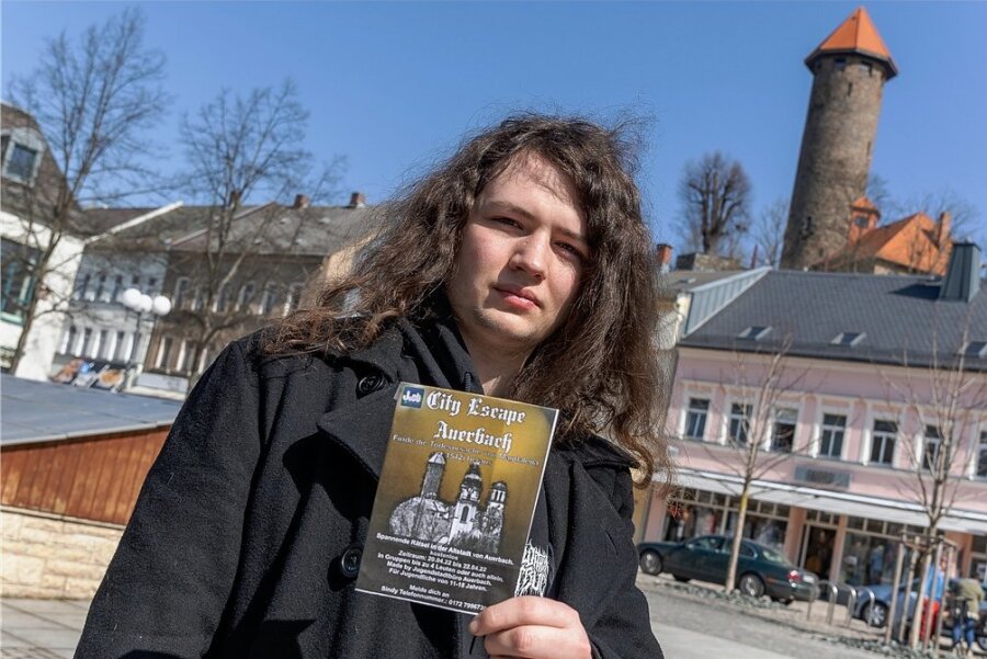 Junger Falkensteiner entwickelt Rätselspiel  um alten Kriminalfall - Maurizio Schietzel (20) arbeitet derzeit im Auerbacher Jugendstadtbüro. Mit seinem "City Escape Auerbach" will er Spannung mit Ortsgeschichte verbinden. 