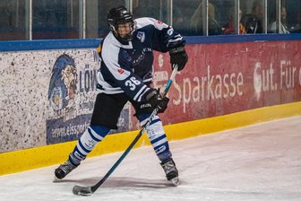Junger Flügelflitzer auf dem Sprung zu den Profis - Zurück in die Heimat: Joey Mendel wechselte in der Sommerpause von den Junior-Eislöwen Dresden zu den Chemnitz Crashers. Der talentierte Stürmer, der zuletzt in der Deutschen Nachwuchsliga auf Puckjagd ging, spielte bereits im Nachwuchsbereich fünf Jahre in Chemnitz.
