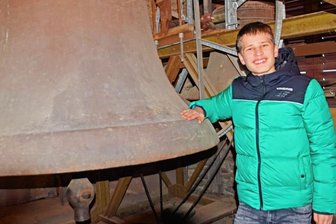 Junger Glockenfan als Experte gefragt - Johnny Geipel neben einer der drei Neumarker Glocken. Deren Geschichte ist eng mit dem Ersten Weltkrieg verknüpft und mit einem Engpass an Material und Gießkapazität in der Glockengießerei Apolda.