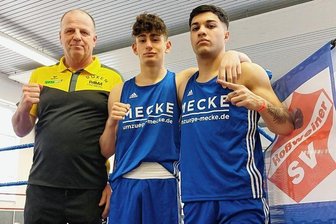 Junger Iraner holt für Freiberg Gold - Starkes Trio: Pama-Trainer Gerd Mecke mit seinen Schützlingen Giorgi Khvedelidze und Amir Kafai (r.).
