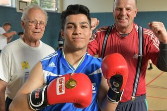 Junger Iraner holt für Freiberg Gold - Grund zum Strahlen: Sachsenmeister Amir Kafai vom SV Pama mit seinen Trainern Werner Schinke (l.) und Gerd Mecke. 