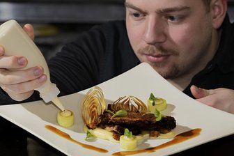 Junger Koch mit hohem Anspruch an sich und sein Handwerk - Sebastian Braun gehört seit etwa vier Monaten zum Team im "Bergauers". Das Schneeberger Restaurant setzt auf gehobene Küche und derzeit auf ein Menükonzept.