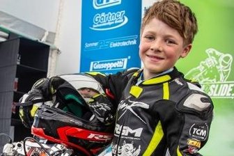 Junger Lengefelder peilt auf spanischen Pisten die Top 5 an - Stolz präsentiert Robin Siegert seine 250-ccm-Maschine.