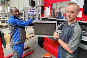 Junger Mann aus Guinea hat Berufsausbildung gemeistert – dafür waren im Erzgebirge nicht nur Deutschkenntnisse vonnöten - Ahmadou Sow (links) arbeitet unter anderem an dieser Gesenkbiegepresse, Ausbilder André Berthel zeigt ein an der Maschine gefertigtes Teil. Im Unternehmen ZLT Lüftungs- und Brandschutztechnik arbeiten reichlich 80 Mitarbeiter, der Umsatz des Unternehmens lag 2022 bei etwas mehr als zehn Millionen Euro.