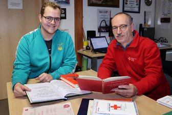 Junger Mann aus Schwarzenberg auf den Spuren des Rot-Kreuz-Gründers - Friedrich Kandt aus Bermsgrün (l.) holt sich für seine geplante Facharbeit, die ins Abitur einschließt, Rat und Informationen im Rot-Kreuzmuseum Beierfeld bei Museumsleiter André Uebe.