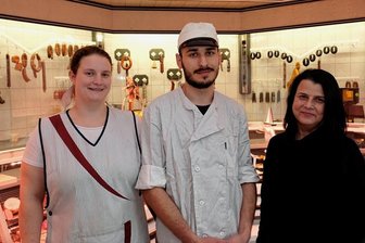 Junger Mann findet über Umwege neuen Job - Raschid Salmanow ist als Gehilfe in der Fleischerei Seifert in Greiz-Dölau eingestellt worden. Fleischermeisterin Daniela Rödel (links) gab ihm die Chance. Anett Warg (rechts) von der Arbeitsagentur half dabei.
