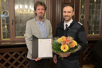 Junger Mann ist neuer Stadtwehrleiter im Erzgebirge: „Mir liegt die Feuerwehr am Herzen“ - Bürgermeister Thomas Weikert (links) bestellte Gregor Leiske zum Stadtwehrleiter.