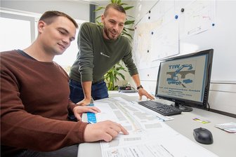 Junger Mann mit sibirischen Wurzeln managt jetzt Baufirma im Vogtland - TIW-Chef Woldemar Buchmüller (rechts) und sein künftiger Co-Geschäftsführer Lucas Ottiger haben am gleichen Tag Geburtstag.
