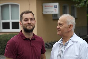 Junger Mediziner verstärkt Riege der Hausärzte in Geringswalde - Thomas Damm (r.) ist glücklich und stolz auf Sohn Christian, der ab Anfang September mit einsteigt in das Praxisgeschehen.
