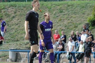 Junger Mittelsachse steigt weiter auf - Etwas Profi-Luft schnuppern durfte Max Kluge schon. Kürzlich leitete er das Freundschaftsspiel zwischen Fortschritt Lunzenau und dem FC Erzgebirge Aue, das der Drittligist aus Aue mit 20:0 gewann. 