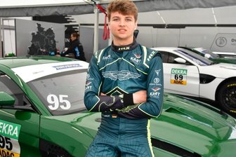 Junger Mittelsachse zündet die nächste Stufe - Künftig im Aston Martin unterwegs: Simon-Connor Primm.