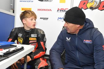 Junger Motorradrennfahrer aus dem Erzgebirge nutzt die Bühne der Superbike-WM - Robin Siegert ließ sich beim Vorsaison-Test auch vom Ex-GP-Pilot Adi Stadler Tipps geben.