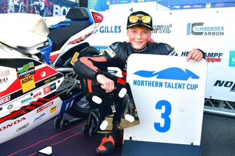 Junger Motorradrennfahrer aus dem Erzgebirge rast auf dem Nürburgring aufs Podest - Freute sich über seinen Podestplatz: Robin Siegert.