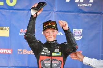 Junger Motorsportler aus dem Erzgebirge kommt seinem großen Ziel ein weiteres Stück näher - Hatte viel zu Feiern: Robin Siegert nach einem seiner vielen Podestplätze 2025.