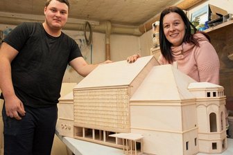 Junger Oelsnitzer baut Schützenhaus nach - Leon-Maurice Heinz und seine Mutter Konstanze im Bastelkeller ihres Oelsnitzer Hauses. Hier hat der 18-Jährige in den vergangenen Wochen das Gebäude nachgebaut. Konstanze Heinz kennt es noch als Disco aus ihrer Jugend.