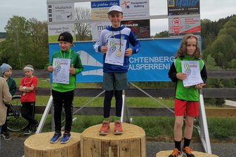 Junger Olbernhauer beendet Laufcup auf dem Podest - Mit einem Sieg zum Abschluss in Linda schaffte es Johann Eichler (Mitte) in der Gesamtwertung noch aufs Podest.