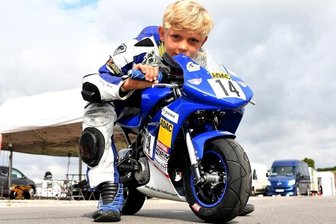 Junger Pilot schraubt schon fleißig mit - Bereit für eine neue Herausforderung: Danny Hinkelmann aus Königsfeld startet 2022 in der Minibike-Nachwuchsklasse.