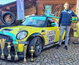 Junger Pilot unter alten Hasen - Viele Kilometer in wenigen Tagen: Nachdem Lucas Baude beim STT-Finale auf dem Nürburgring erfolgreich war, ging es am Sonntag kurz in die Claußnitzer Heimat, wo sein Mini in der Kfz-Werkstatt seines Vaters flottgemacht wird. Der Pilot selbst fuhr bereits nach Zuffenhausen weiter.