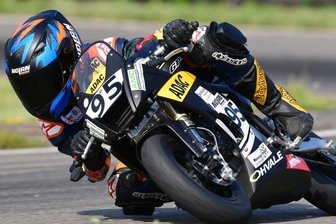 Junger Pilot vorzeitig am Ziel - Richard Irmscher lehnt sich derzeit noch auf einem Minibike in die Kurven. Bald will er auf einem Rennmotorrad in der Moto3 starten.